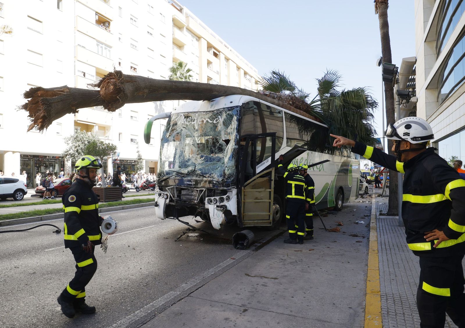 Los bomberos examinan el autobús siniestrado.
