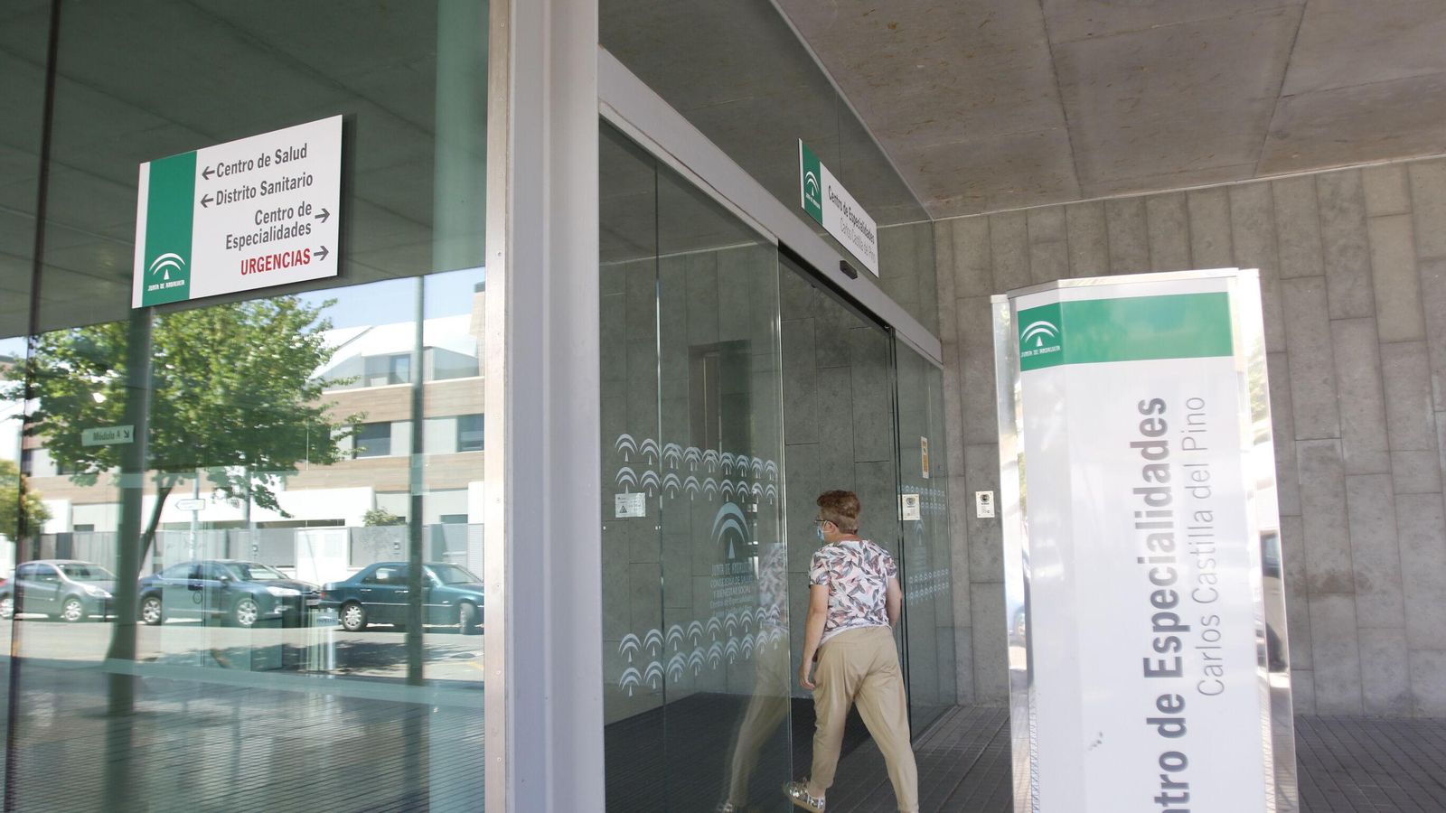 Entrada al centro de especialidades Carlos Castilla del Pino.