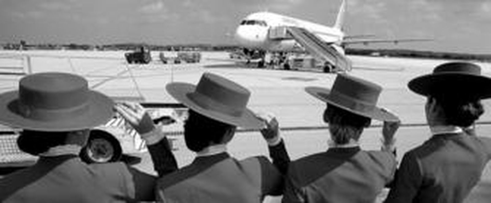 Azafatas de Tío Pepe reciben a los primeros pasajeros de Vueling en el aeropuerto de Jerez en una imagen de marzo de 2007.