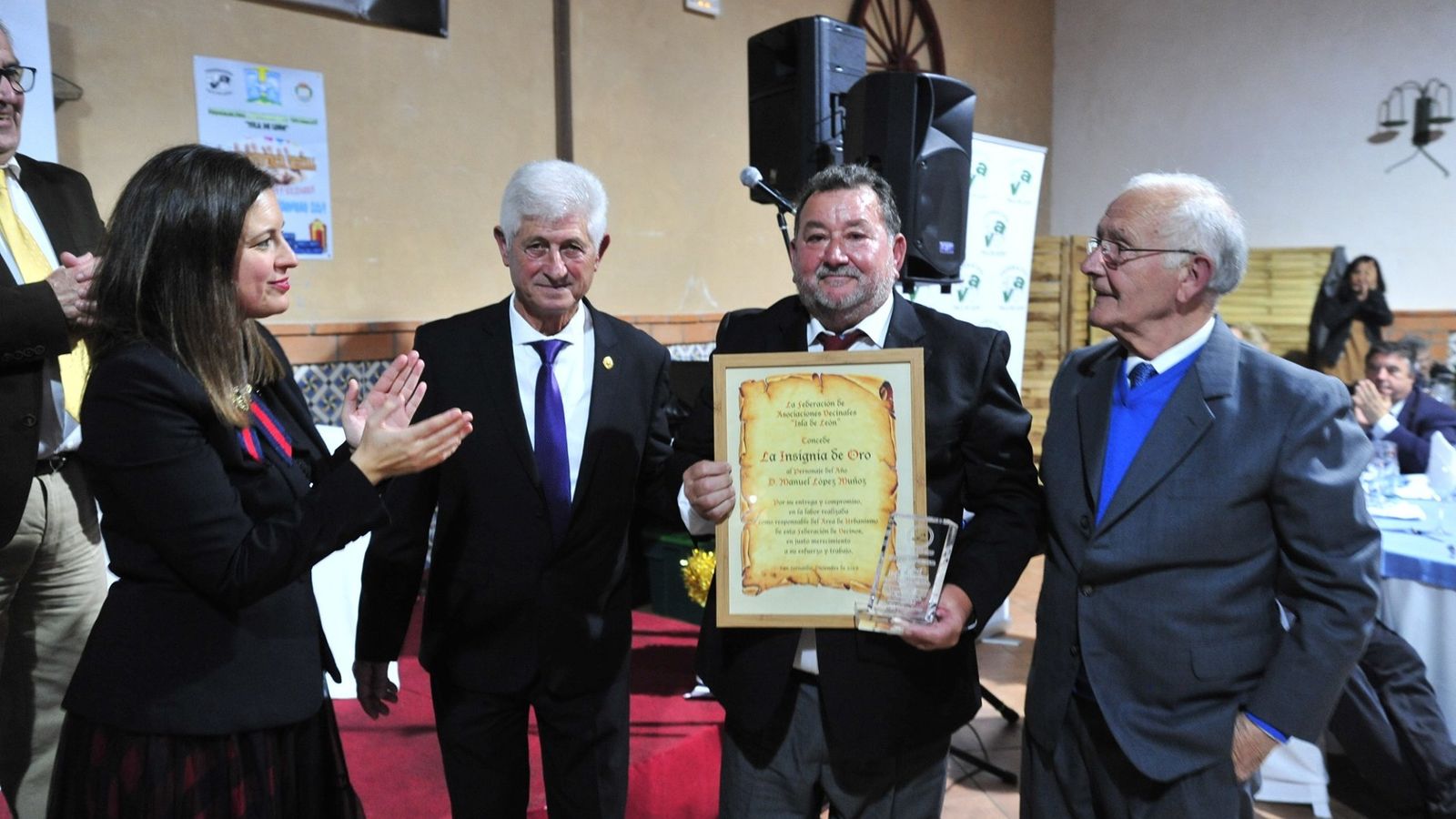 Manuel López, en el momento de recibir la insignia de oro de la Federación de Vecinos.
