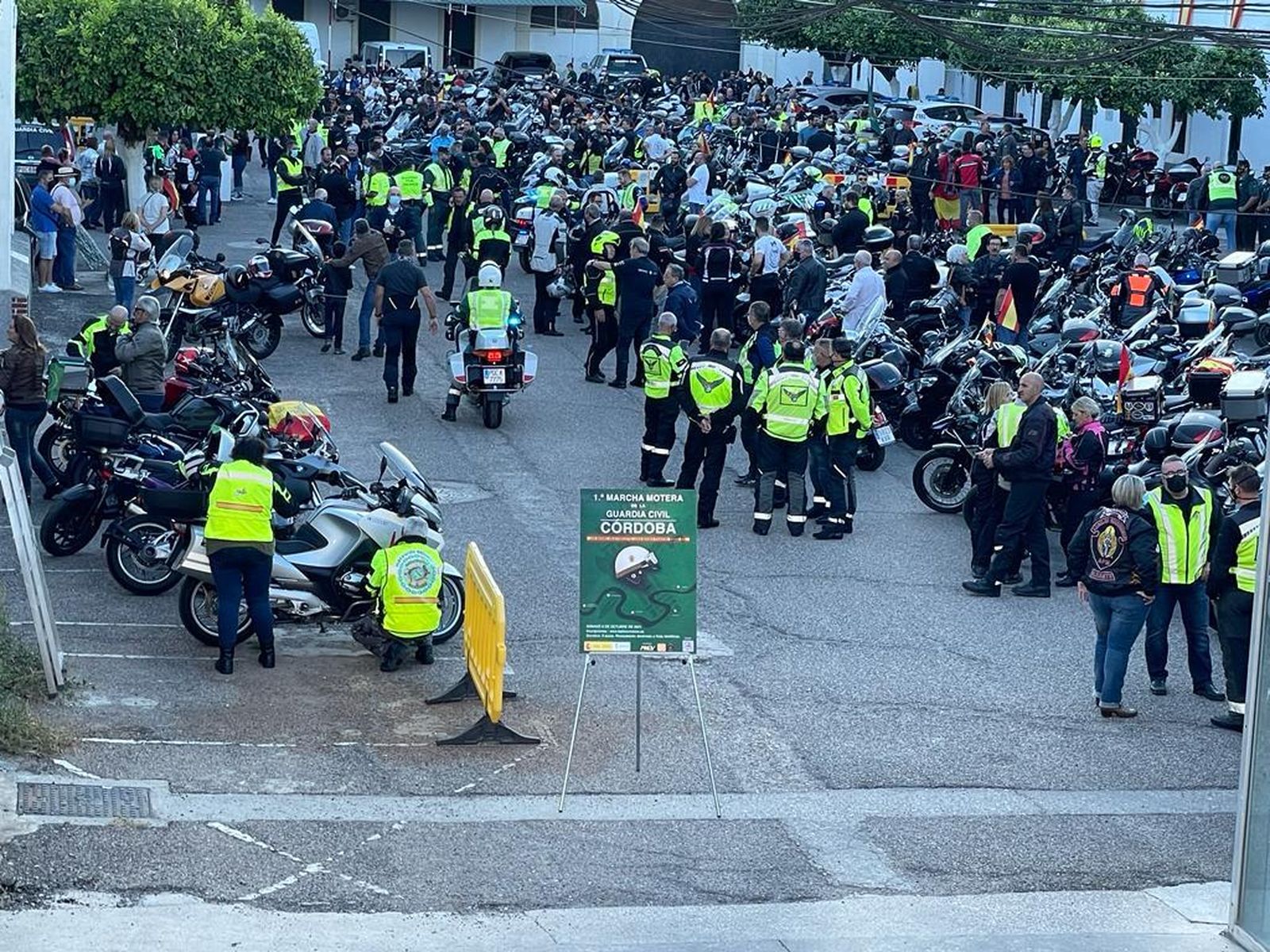 Los moteros se concentran en la Comandancia de la Guardia Civil antes de partir.