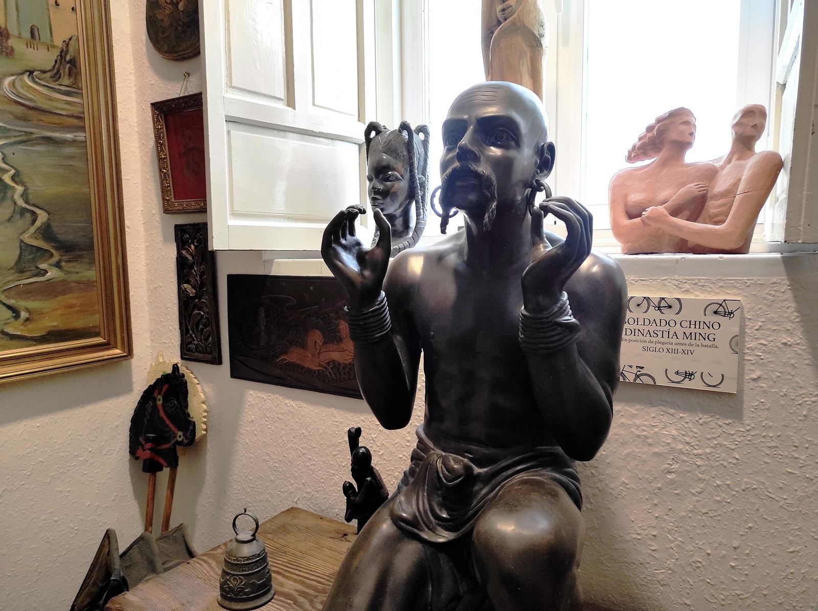 Esculturas tan singulares como este soldado Ming decoran la casa.