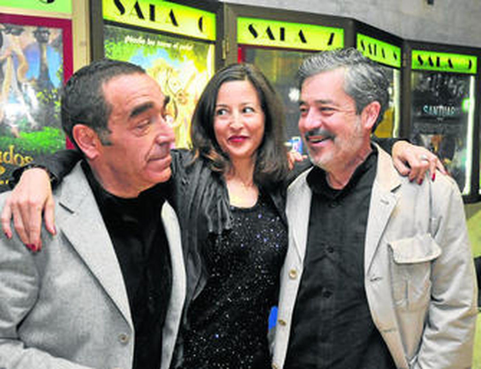 Carlos Iglesias, a la derecha, con los actores Bruto Pomeroy y Esther Regina, ayer en Sevilla.