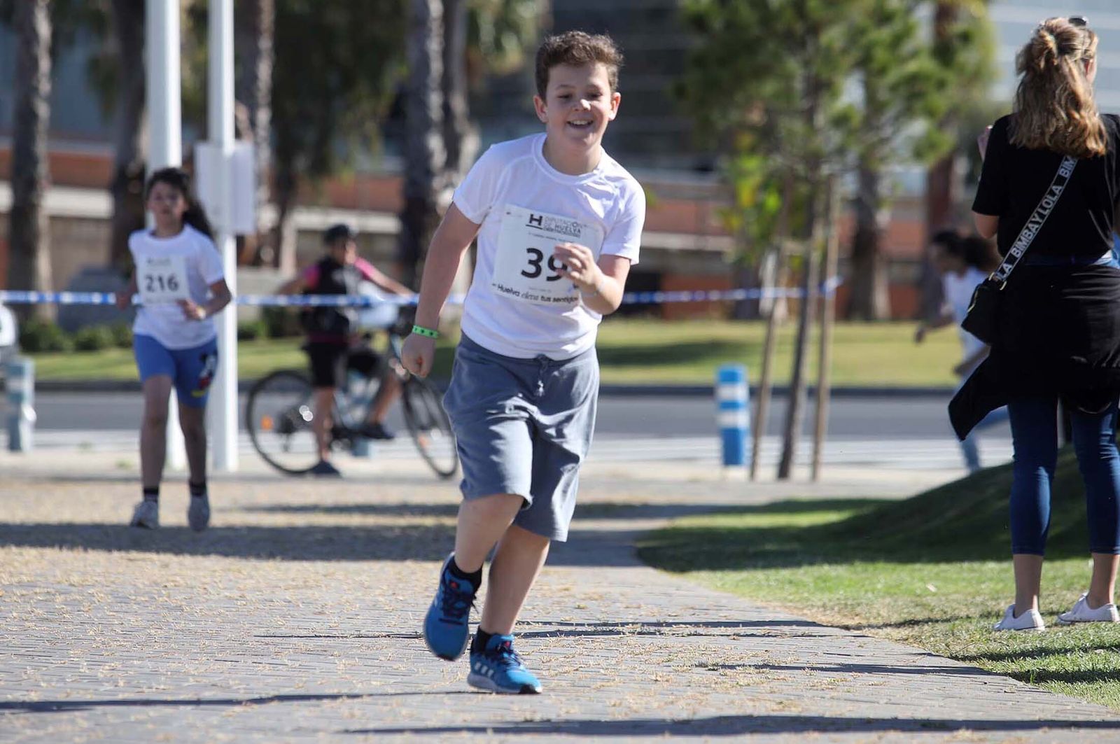 Imágenes de la carrera infantil previa a la "10K Puerta del Descubrimiento"