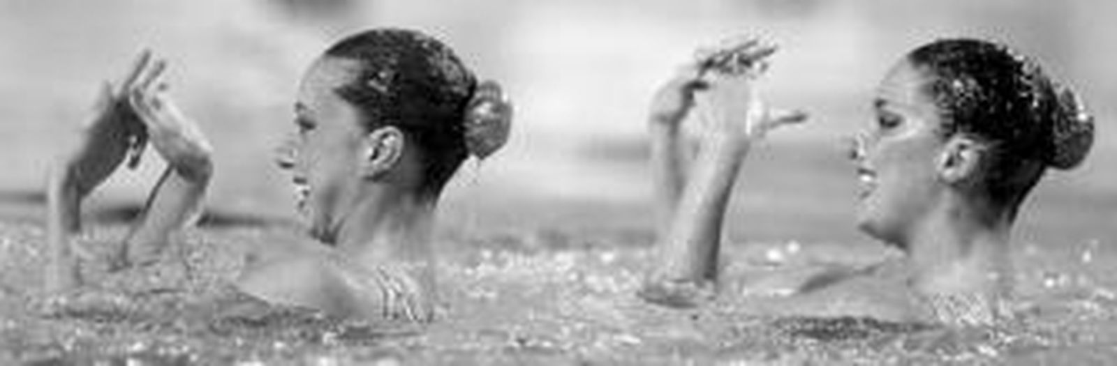 Las españolas Gemma Mengual y Andrea Fuentes realizan un ejercicio.