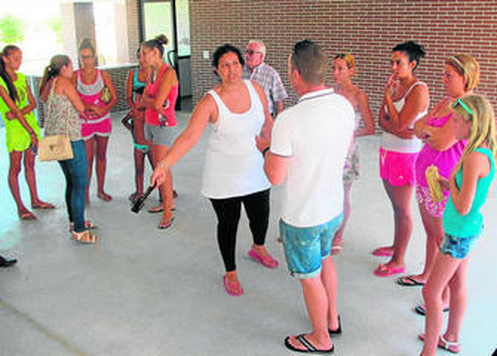 Vecinos propietarios y ocupas discuten tras la ocupación.