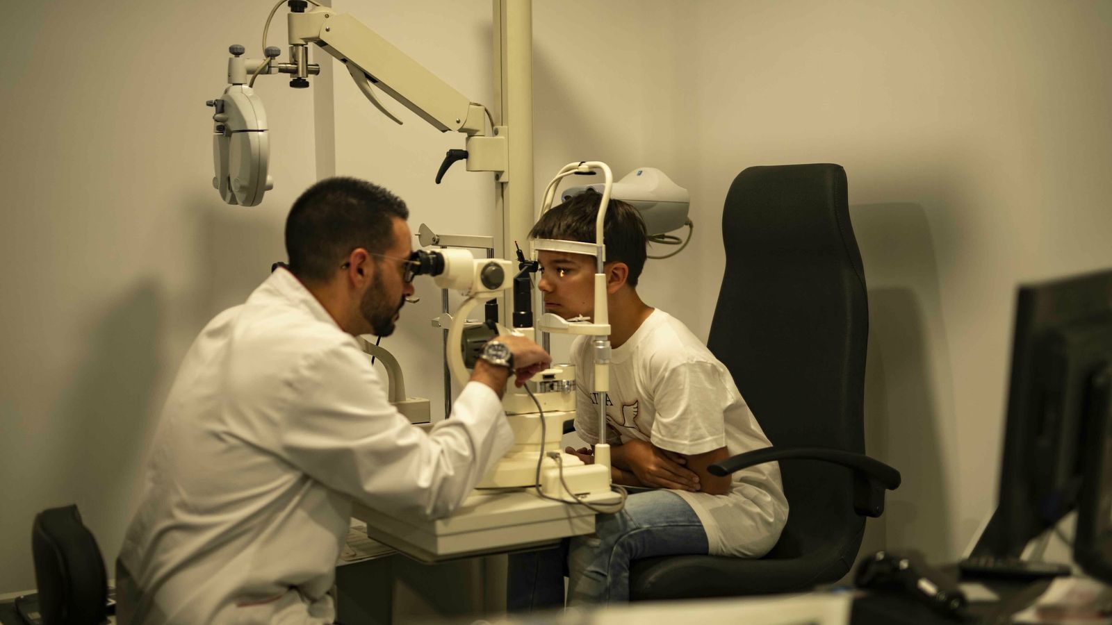 Ivan Khanda realiza las pruebas en General Óptica.