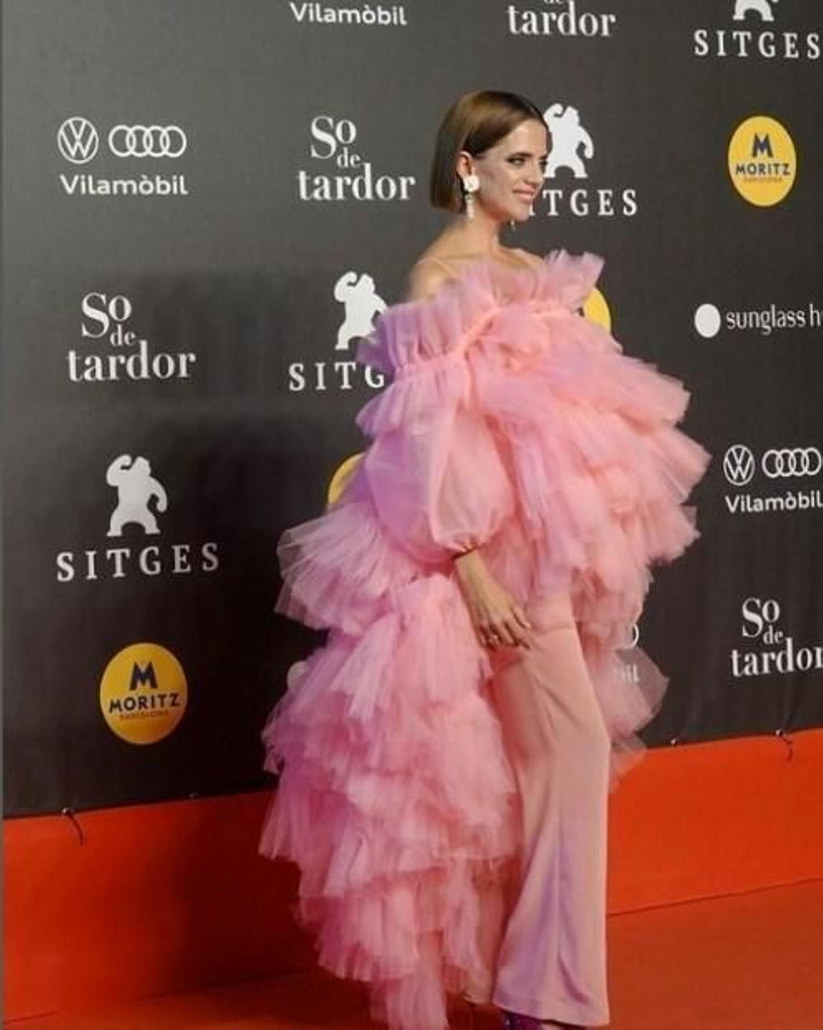 La cordobesa optó por un conjunto monocolor de vaporoso vestido de tu y pantalones de crepe