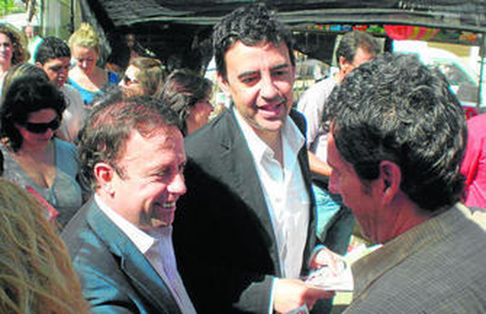 Carlos Sánchez y Mario Jiménez reparten propaganda electoral en Bollullos.