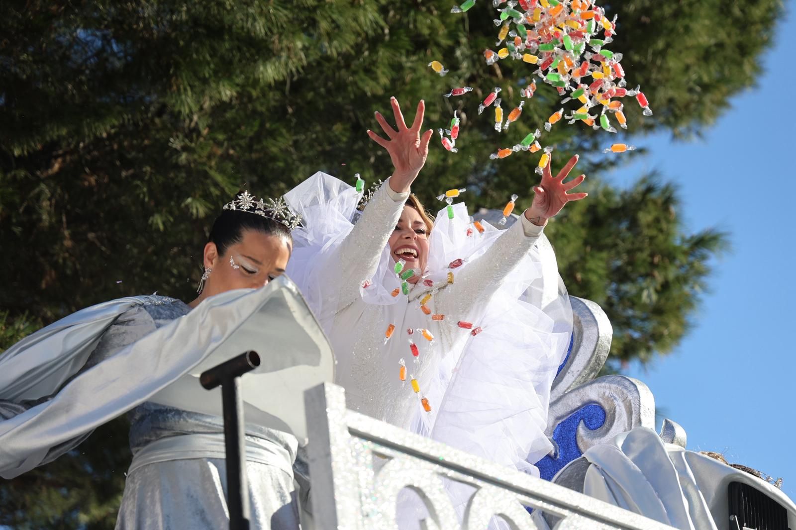 Fotografías de la salida de la Cabalgata de Reyes Magos de Huelva este 2026 por las calles de la ciudad