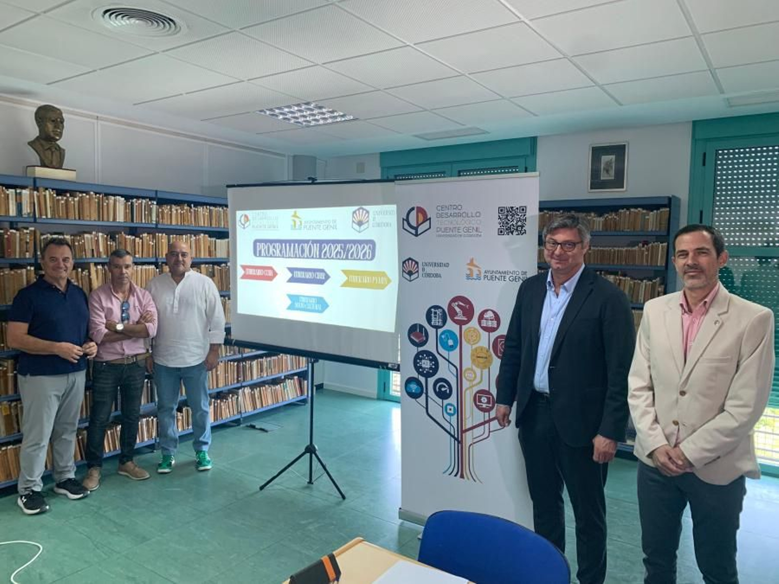 Representantes institucionales en la presentación del curso.