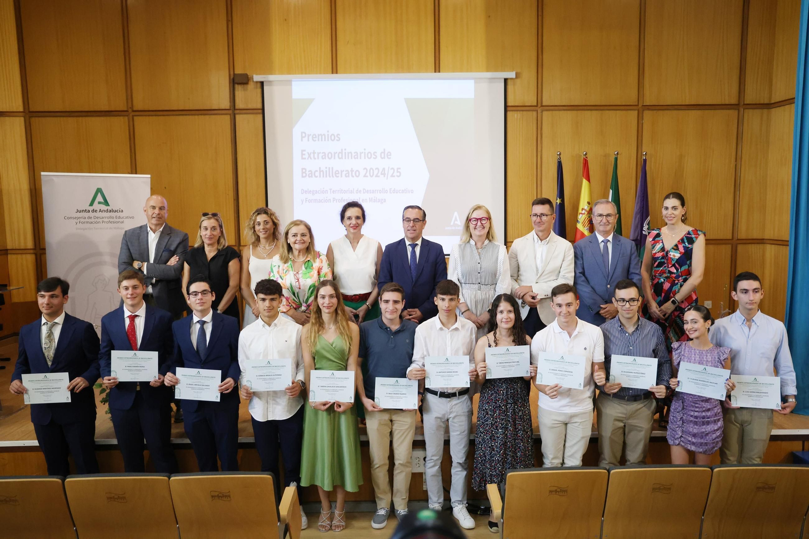 Los 13 estudiantes malagueños premiados en la gala en el Colegio Oficial de Idiomas.