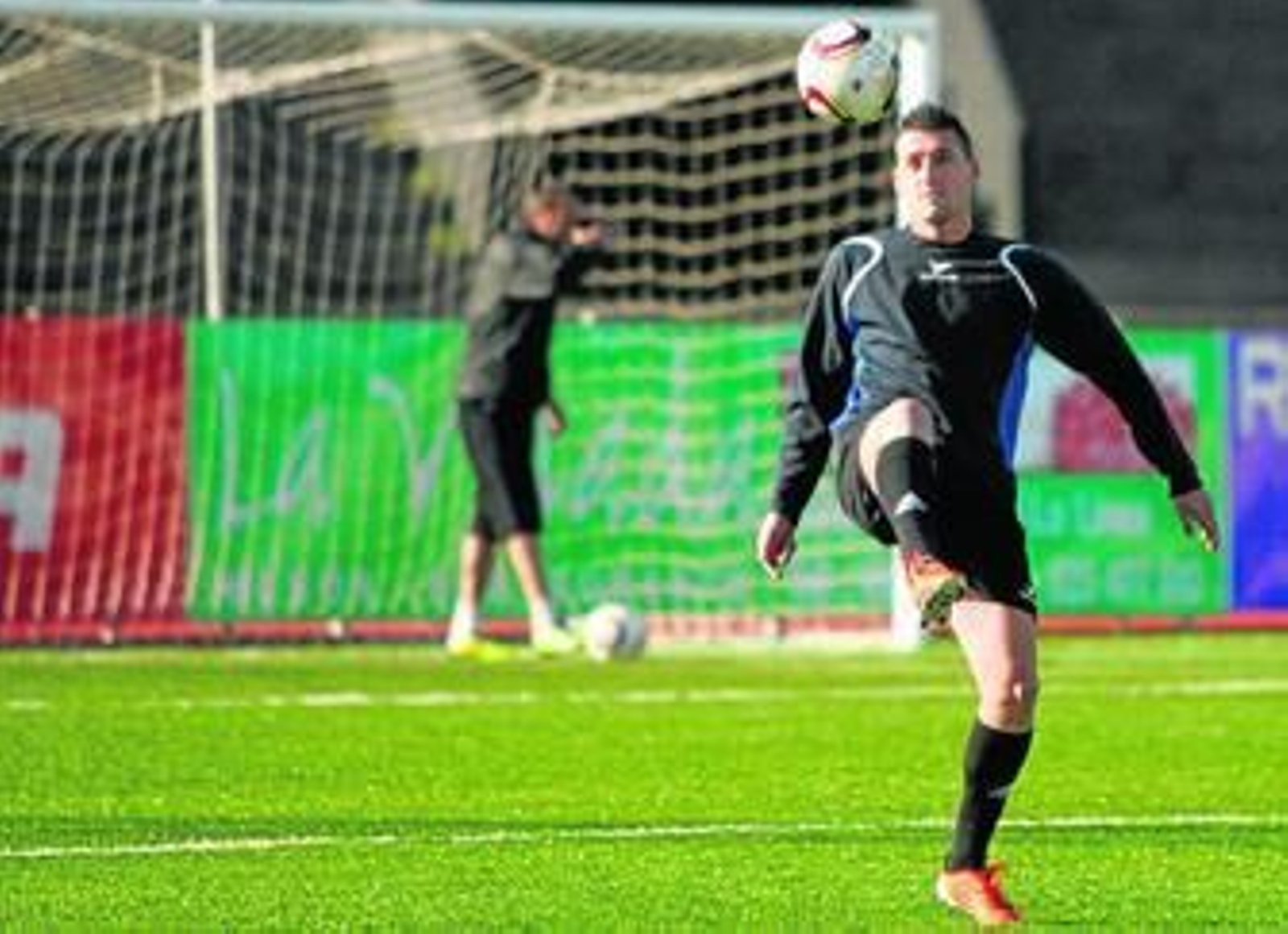 Juan Ayala se ejercita ayer en el estadio Municipal con el primer equipo.