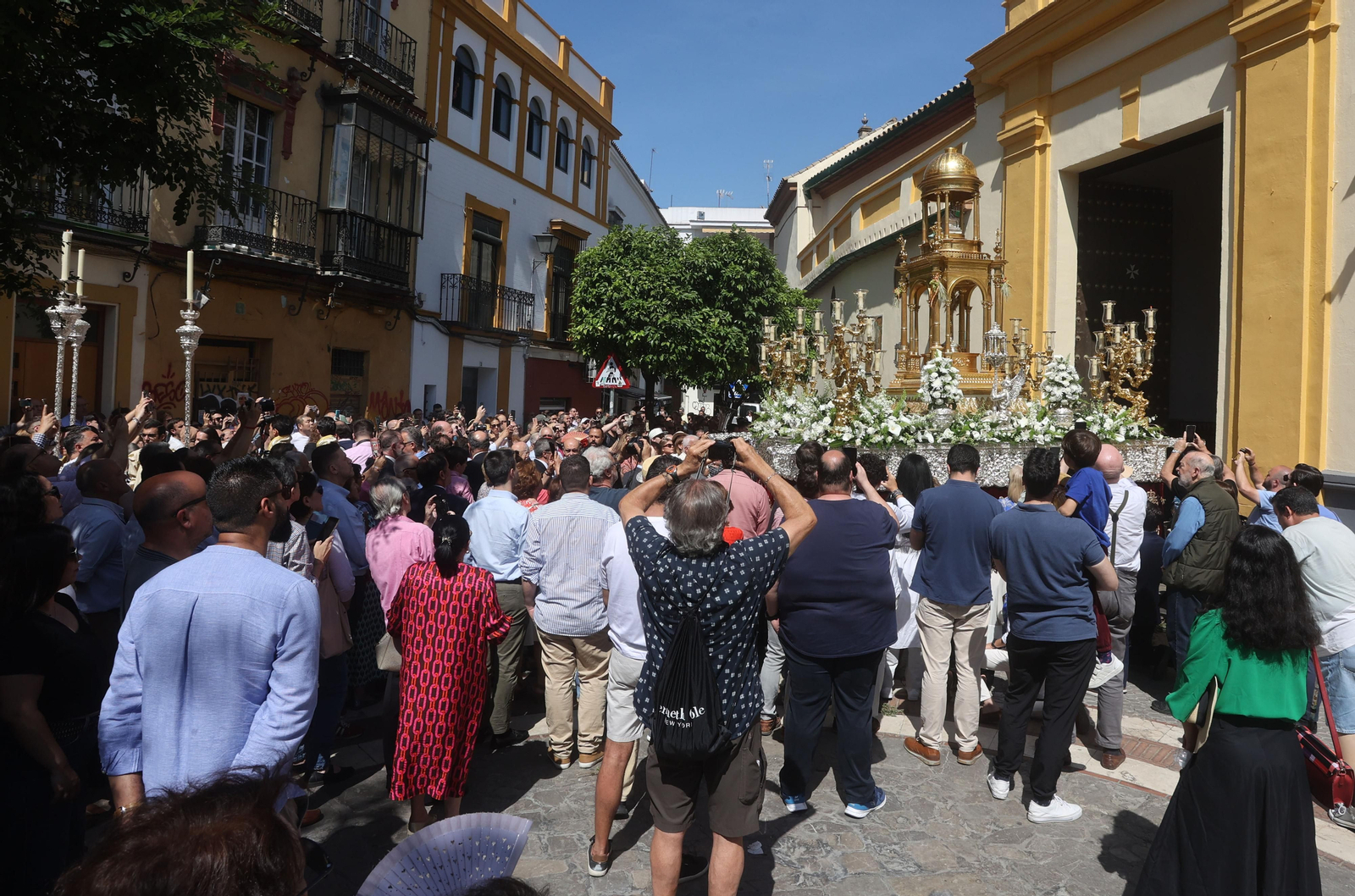 Salida de la procesión eucarística extraordinaria de la Amargura