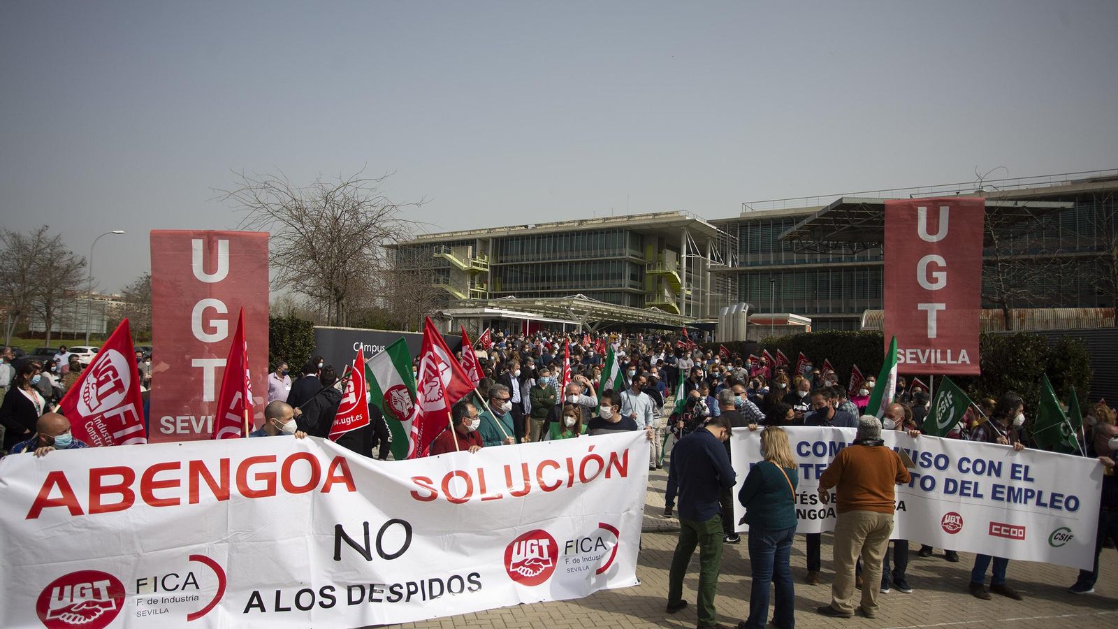 Concentración de trabajadores de Abengoa, ayer, en el acceso al Campus del Palmas Altas, sede de la multinacional en concurso de acreedores.