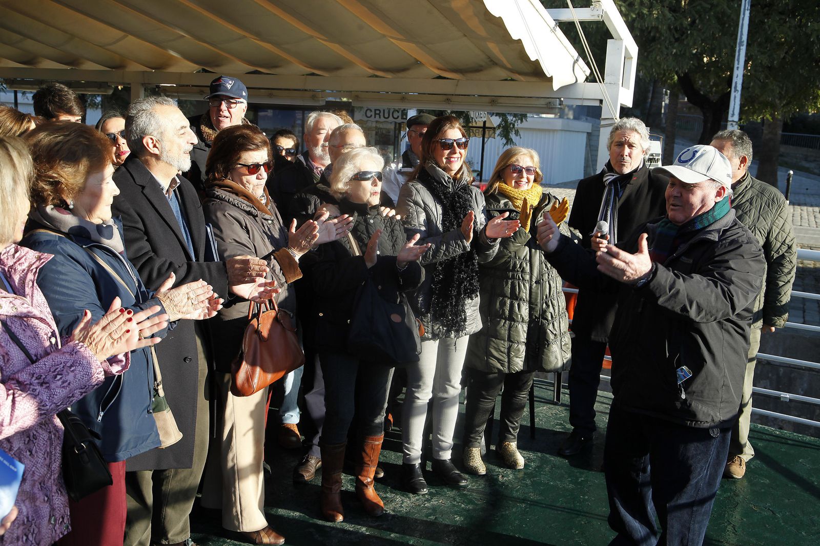 Juan Manuel Flores, en el centro, junto a algunos de los mayores que se beneficiarán de esta actividad.