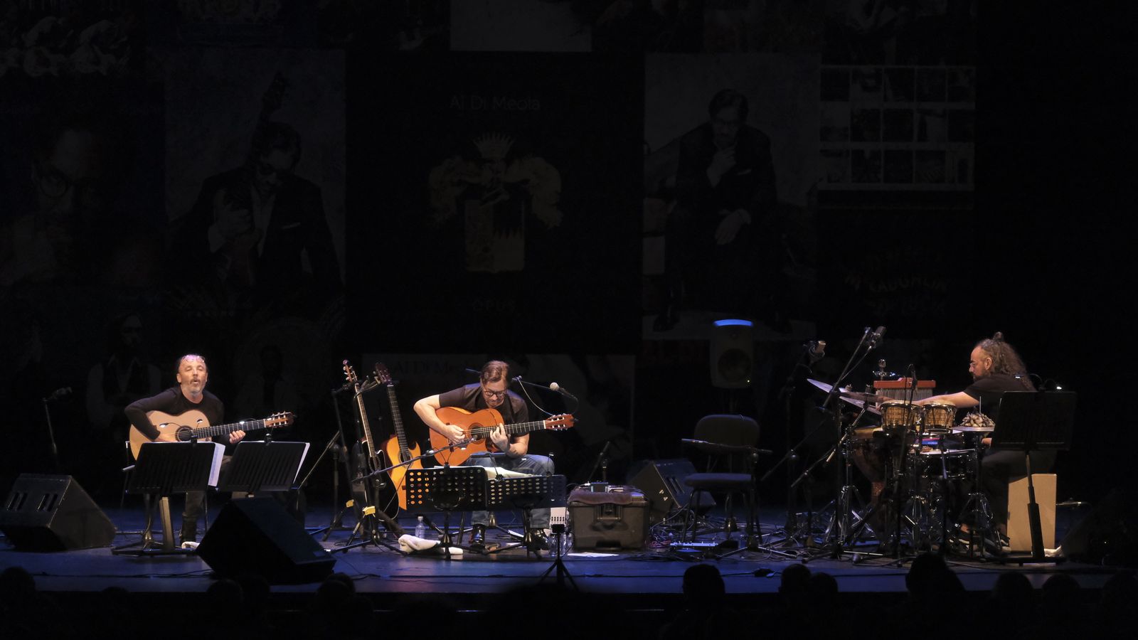 El Acoustic Trio en acción.