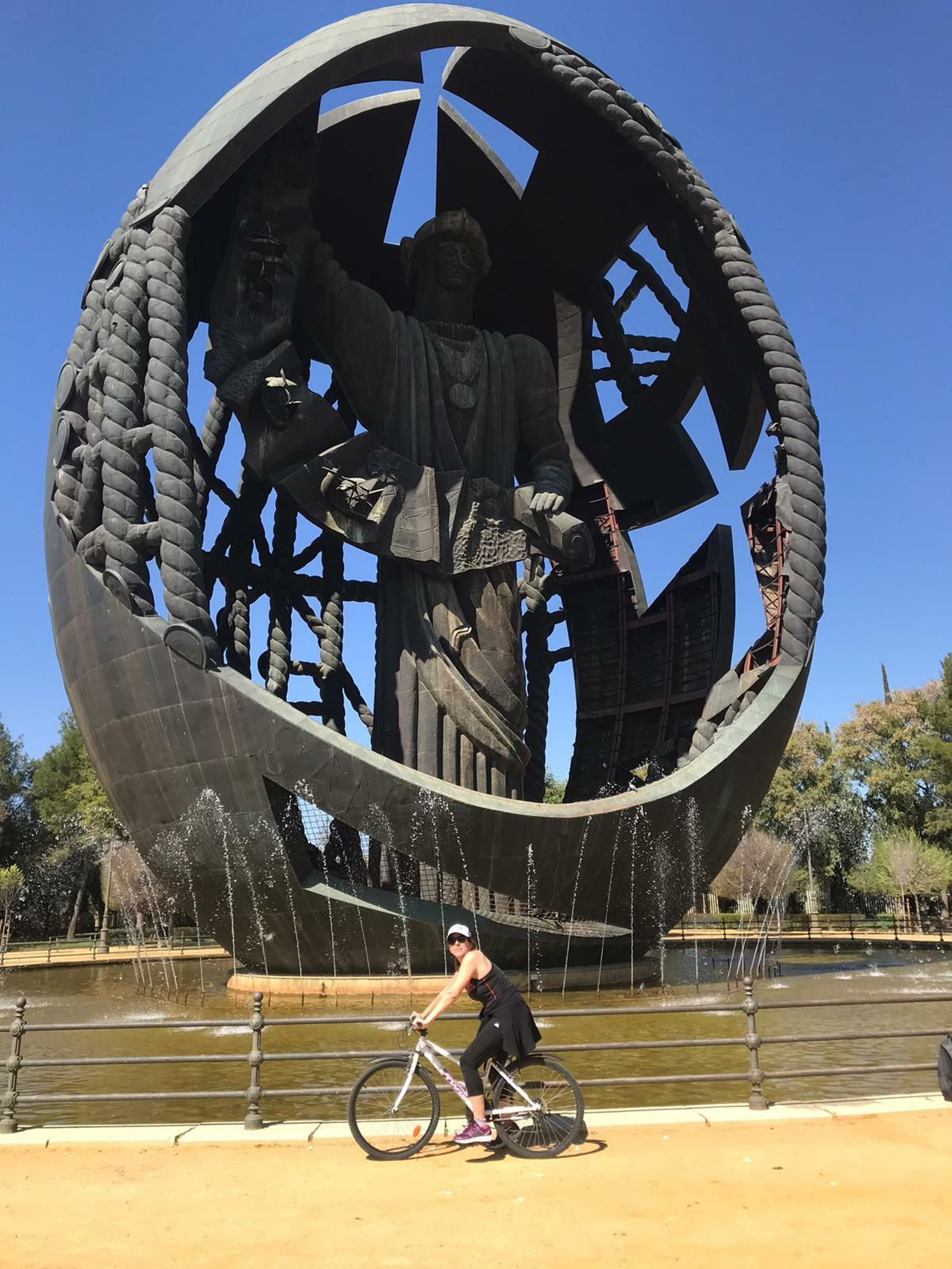 Una ciclista a los pies del Huevo de Colón.