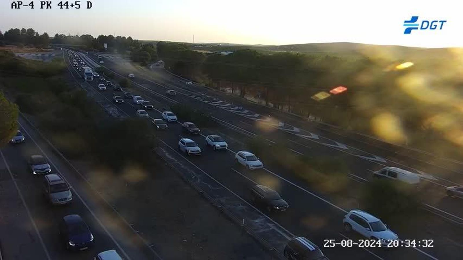 Retenciones en la AP-4 por el incendio de un vehículo en Las Cabezas de San Juan