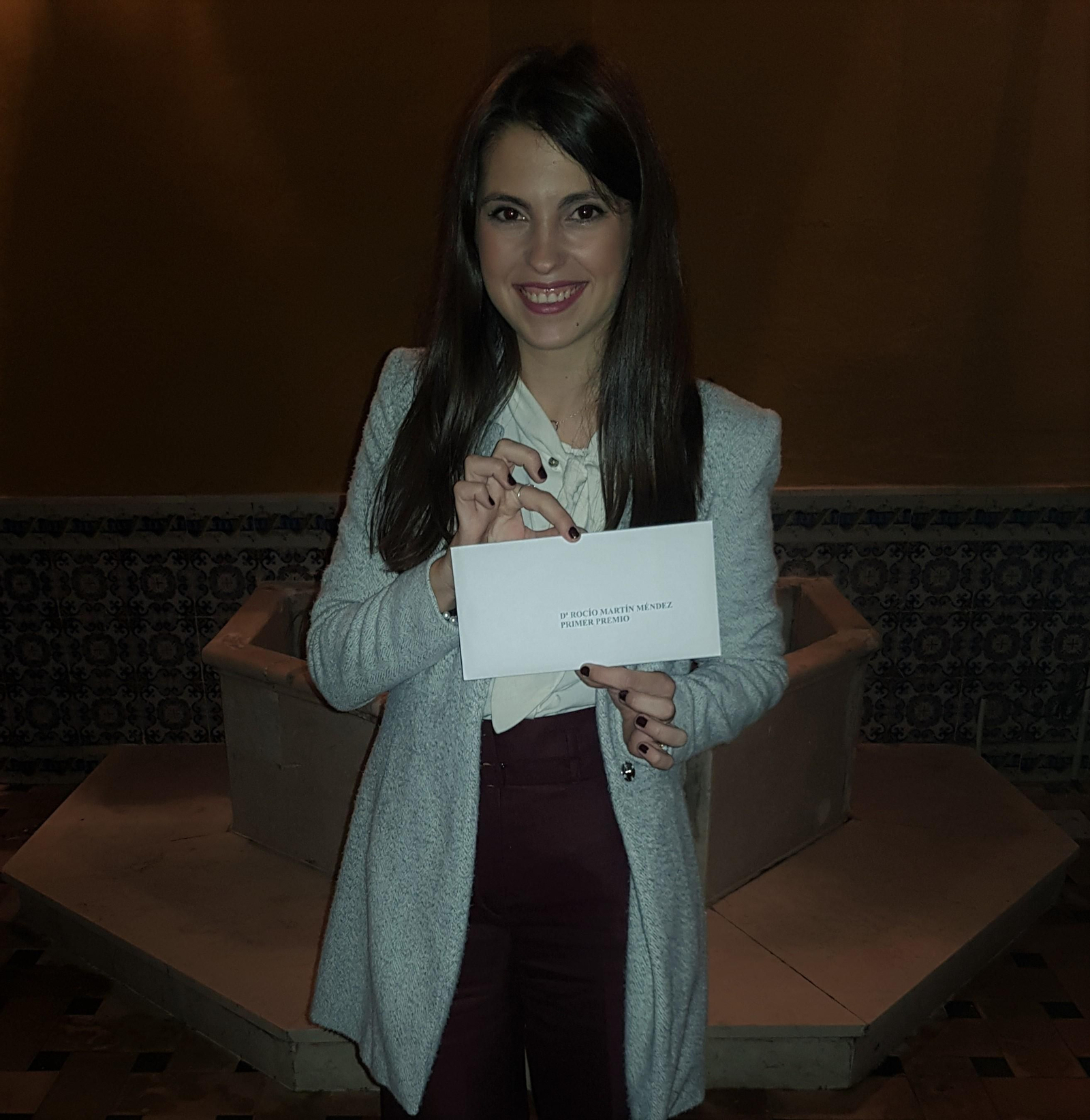 Rocío Martín, con su credencial al mejor TFG.