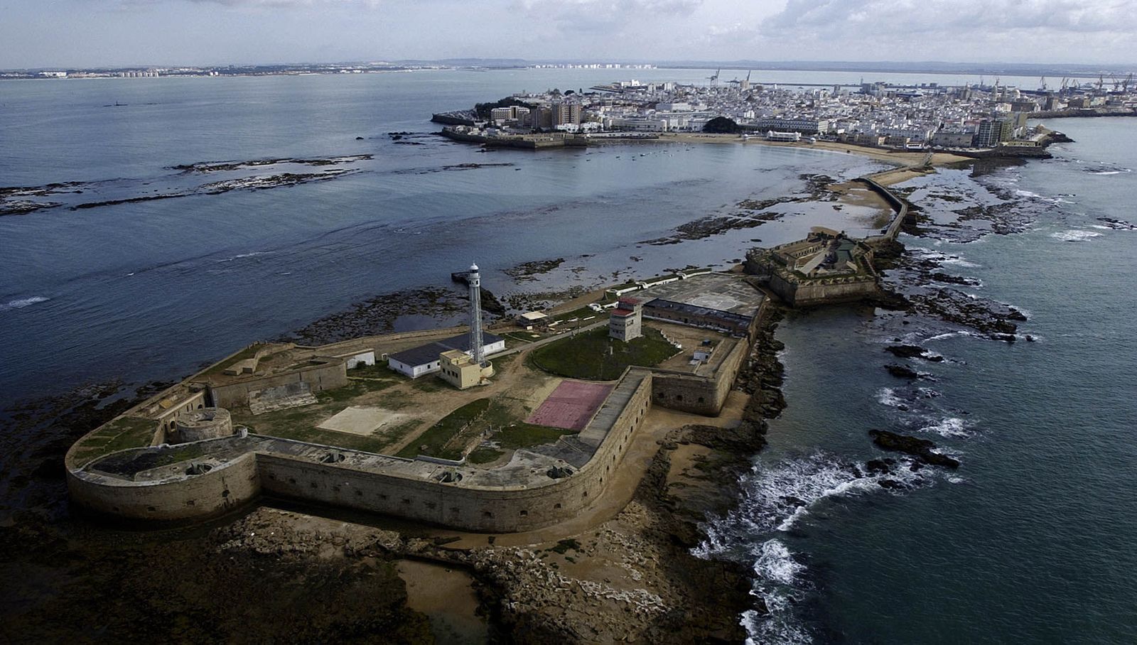 Vista aérea del faro y el castillo de San Sebastián en una imagen de archivo.