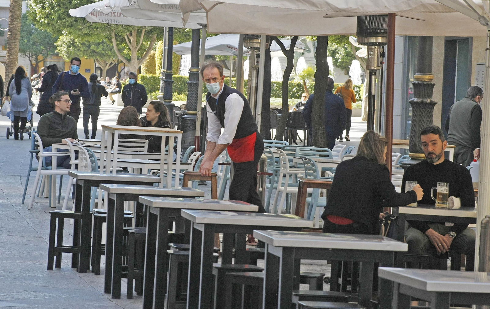 Un camarero en una terraza de la calle Lancería.