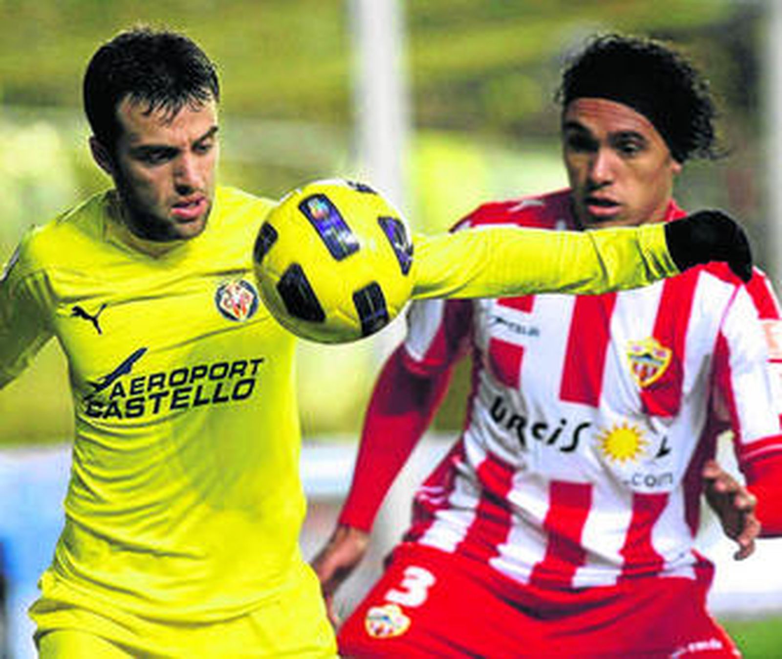 El italiano Giuseppe Rossi (i) lucha por el balón con el defensa uruguayo Marcelo Silva.