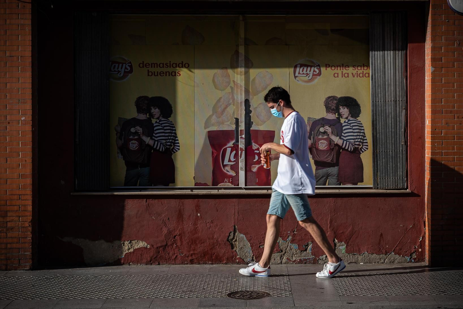 Un onubense camina por el centro de la capital.