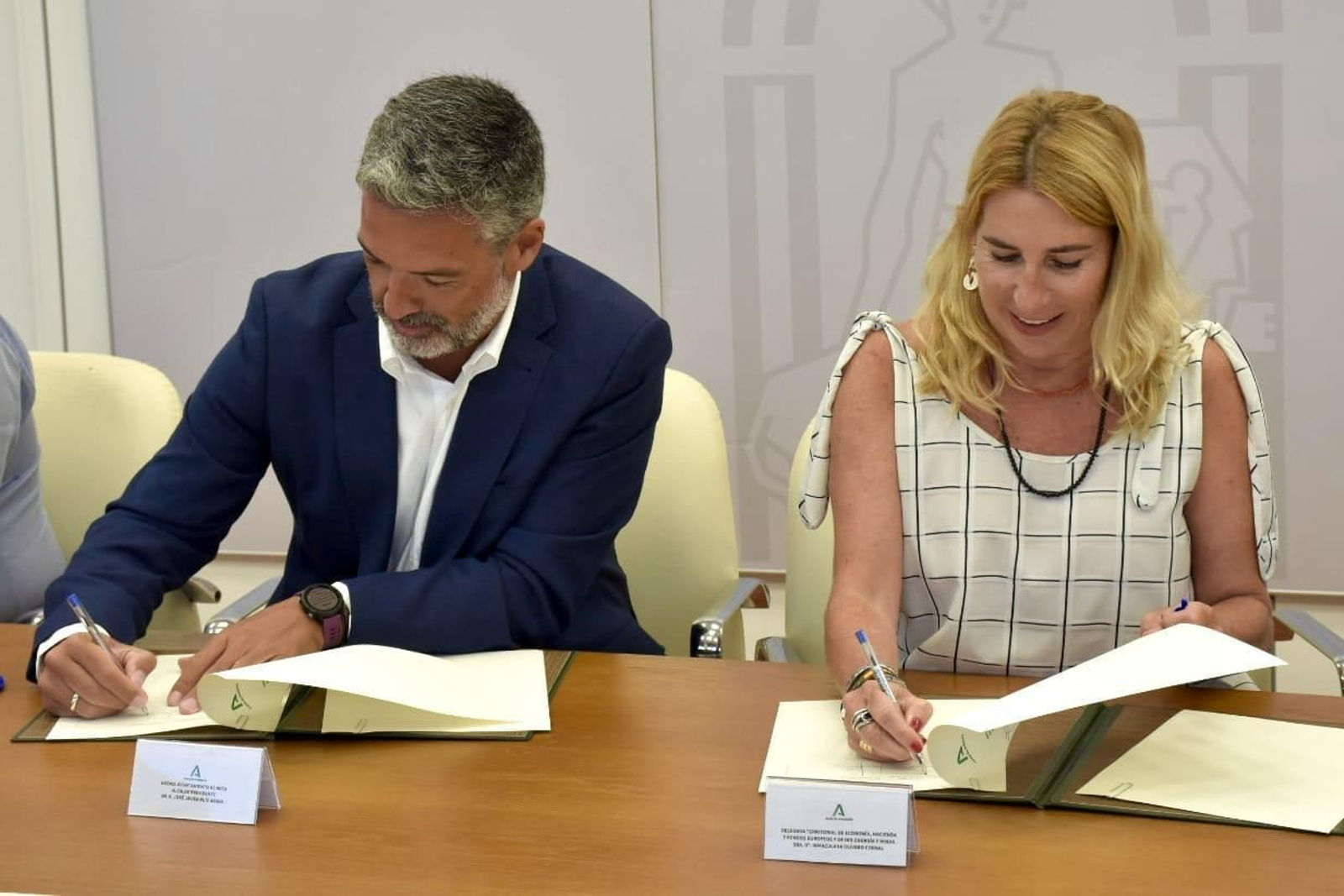 Javier Ruiz Arana, alcalde de Rota, e Inmaculada Oliveros, delegada territorial, sellan el acuerdo de cesión de la parcela municipal.