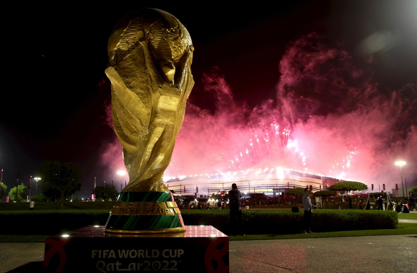 Una réplica gigante de la Copa del Mundo en el exterior del estadio de Al-Khor, en la ceremonia de apertura del Mundial de Qatar