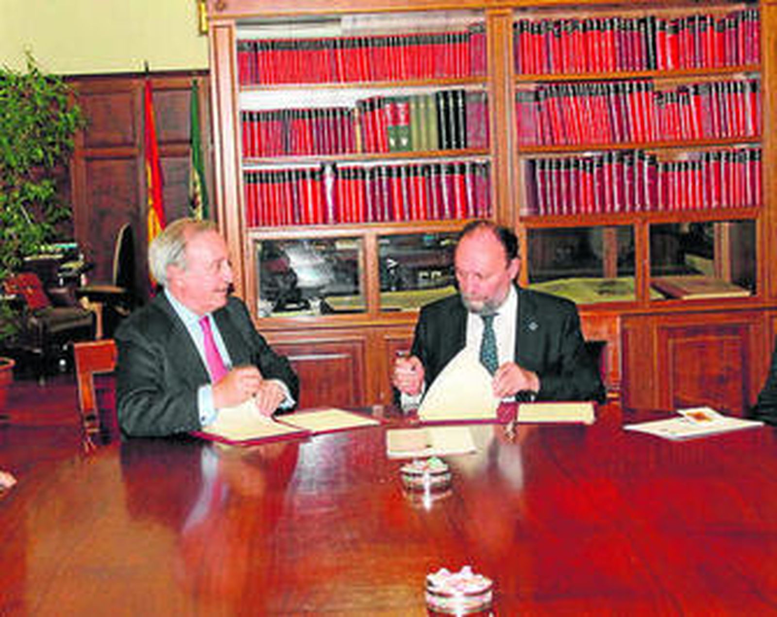 El presidente de Rovi y el rector de la UGR, en la firma del convenio.