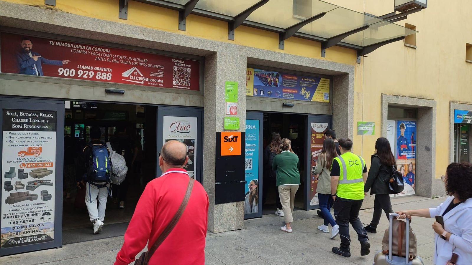 Entrada de la estación de autobuses tras la reapertura.