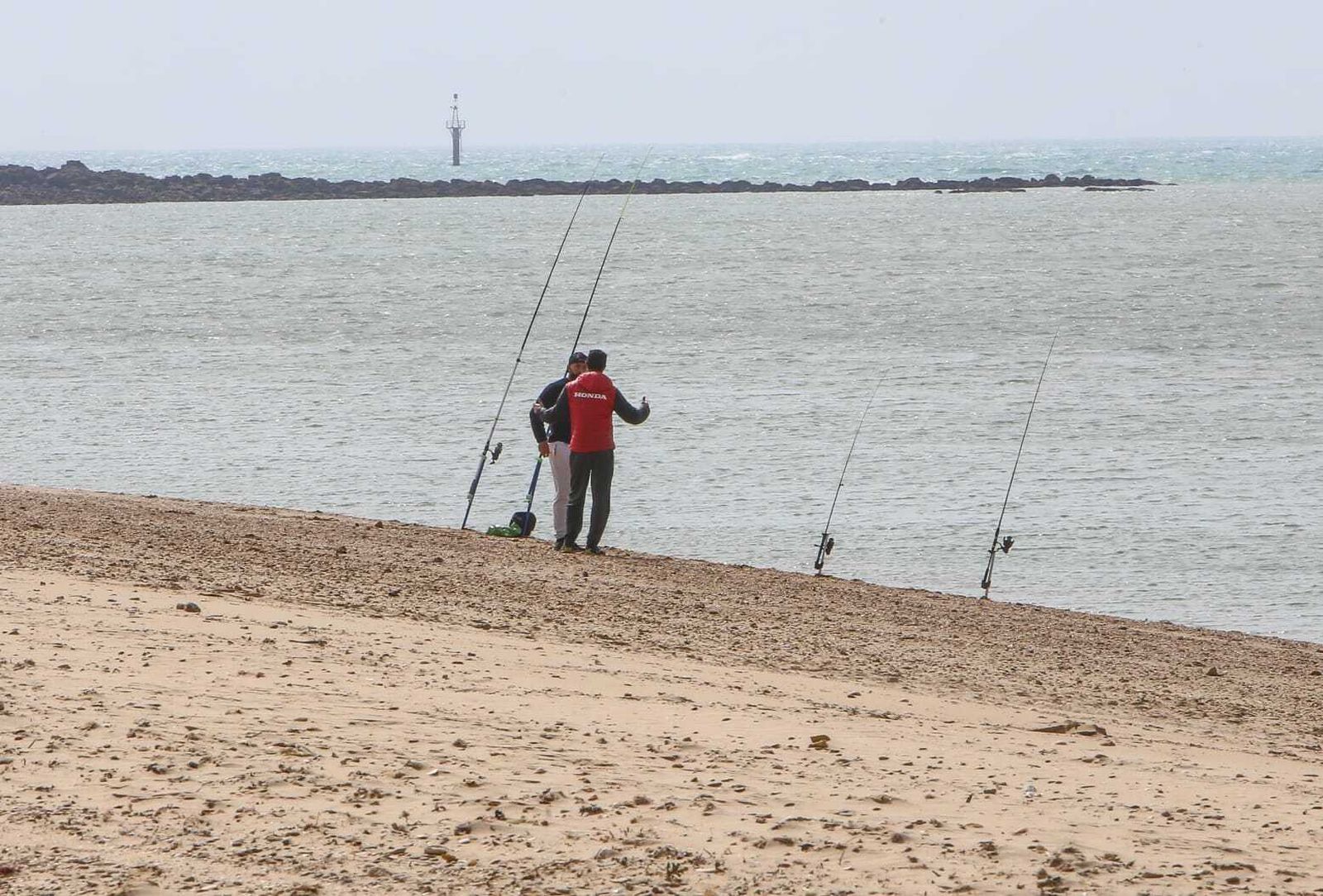 Pescadores en la canal de Sancti Petri.