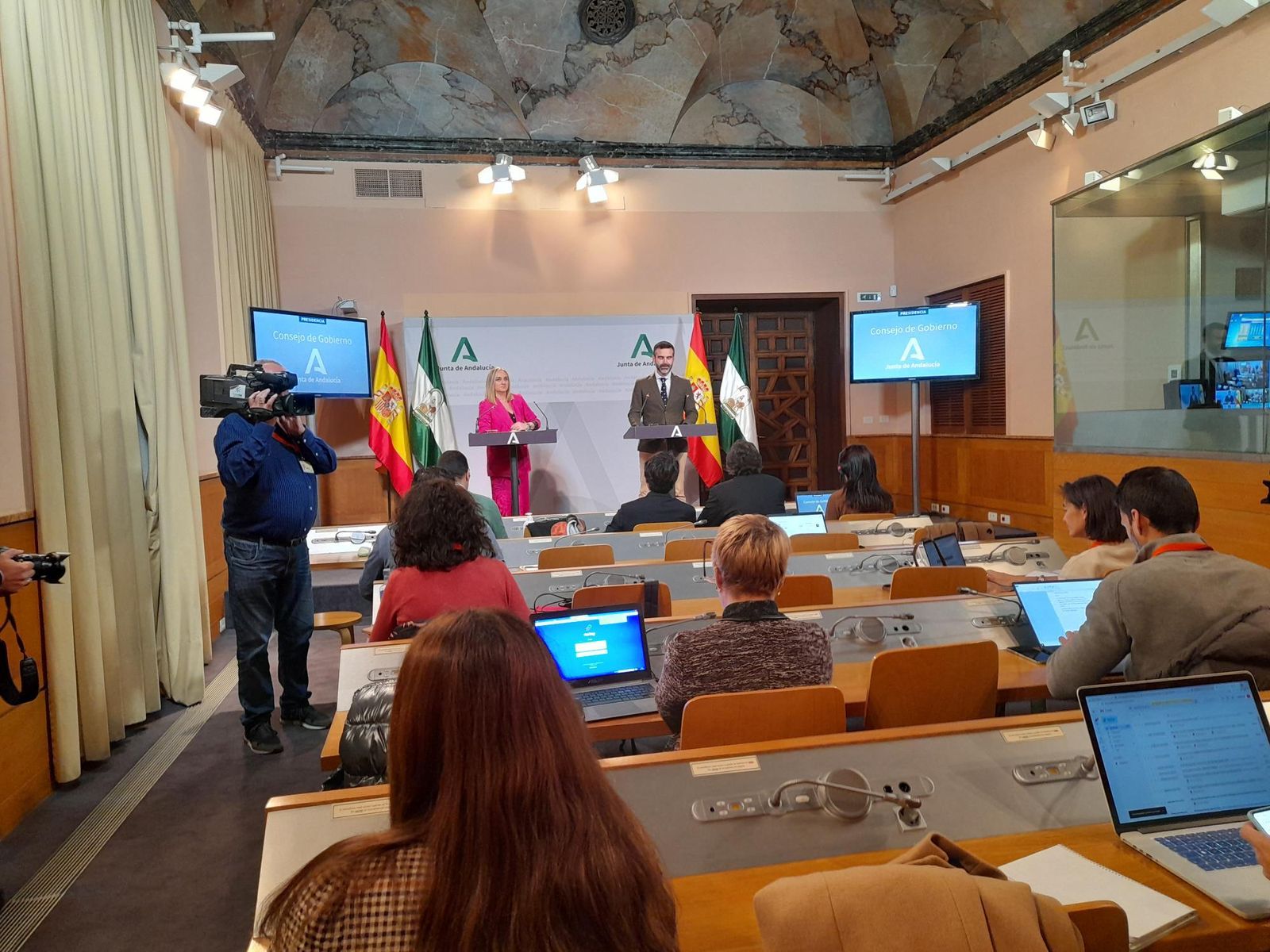 Marifrán Carazo y Ramón Fernández-Pacheco tras la reunión del Consejo de Gobierno.
