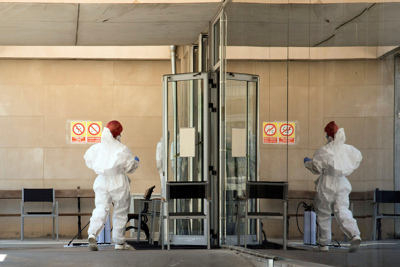 Personal protegido en la puerta de la residencia de mayores de Lérida afectada por un foco.