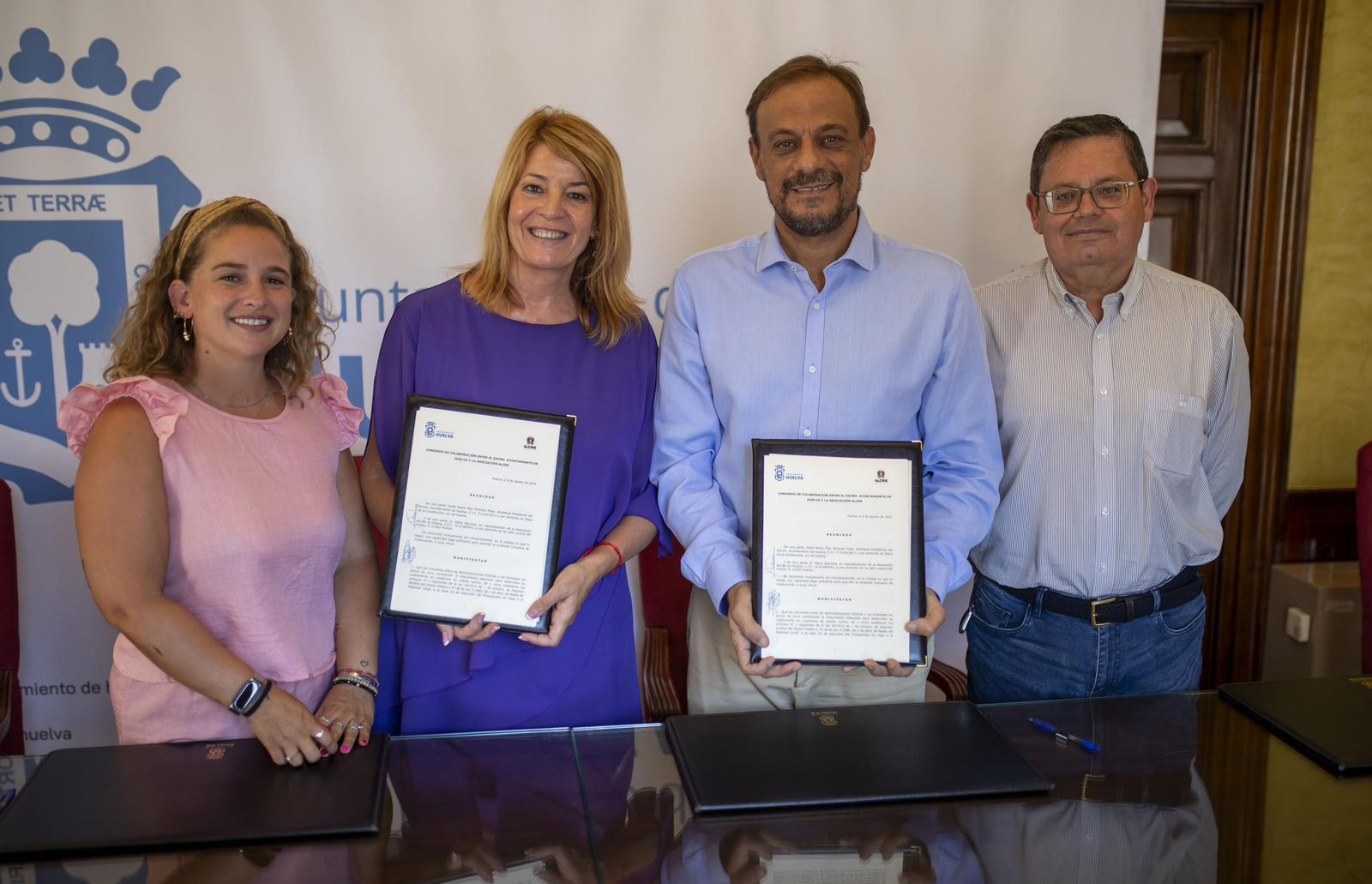 Firma del convenio entre el Ayuntamiento y la Asociación ALCER Huelva.