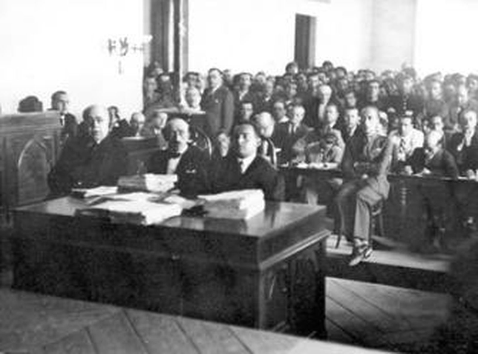 Manuel Azaña (i), durante su declaración en la Audiencia de Cádiz. A la derecha, atrás, el capitán Rojas.