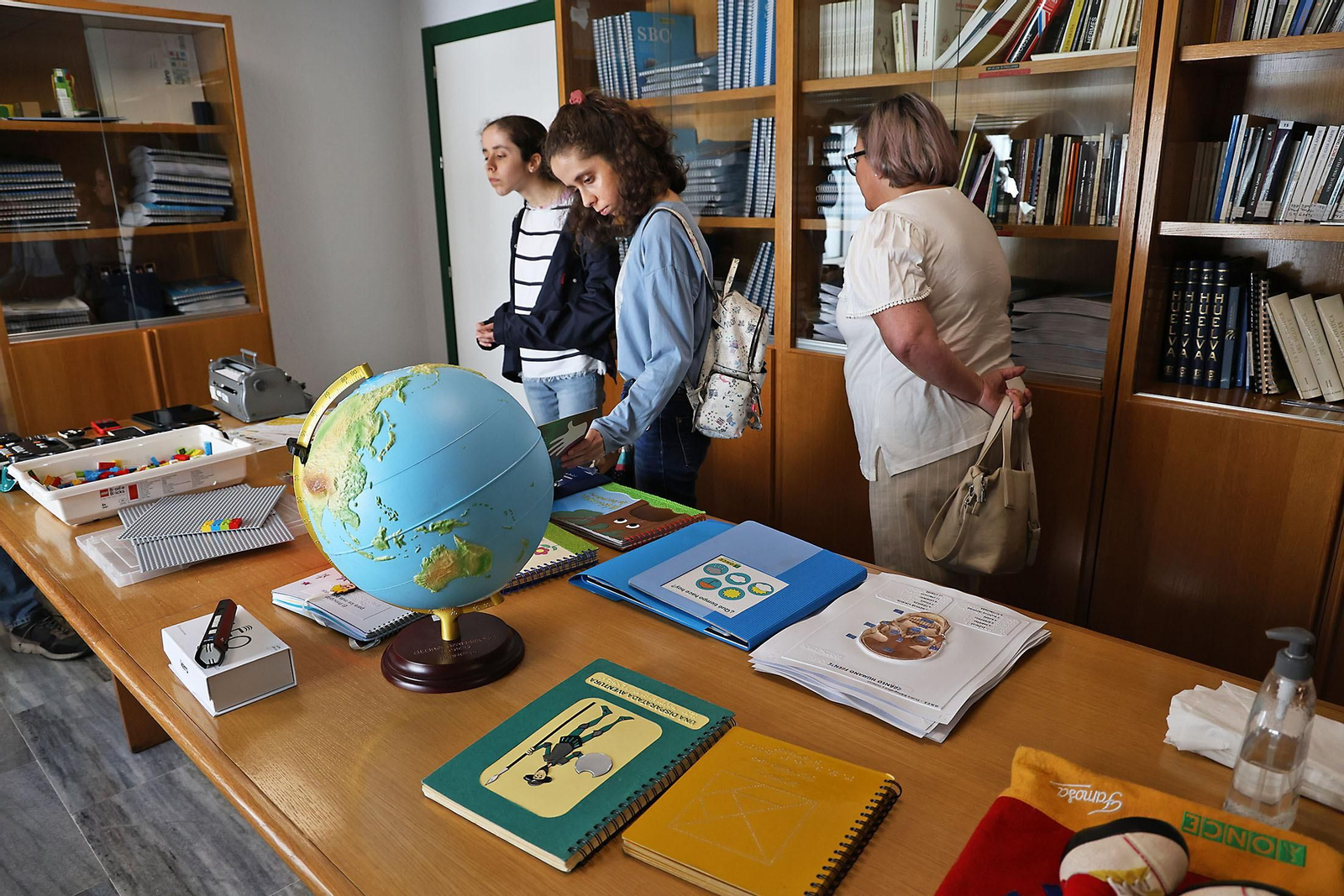 Inauguración de la Semana del Grupo Social ONCE y exposición de material educativo, braille y tiflotécnico