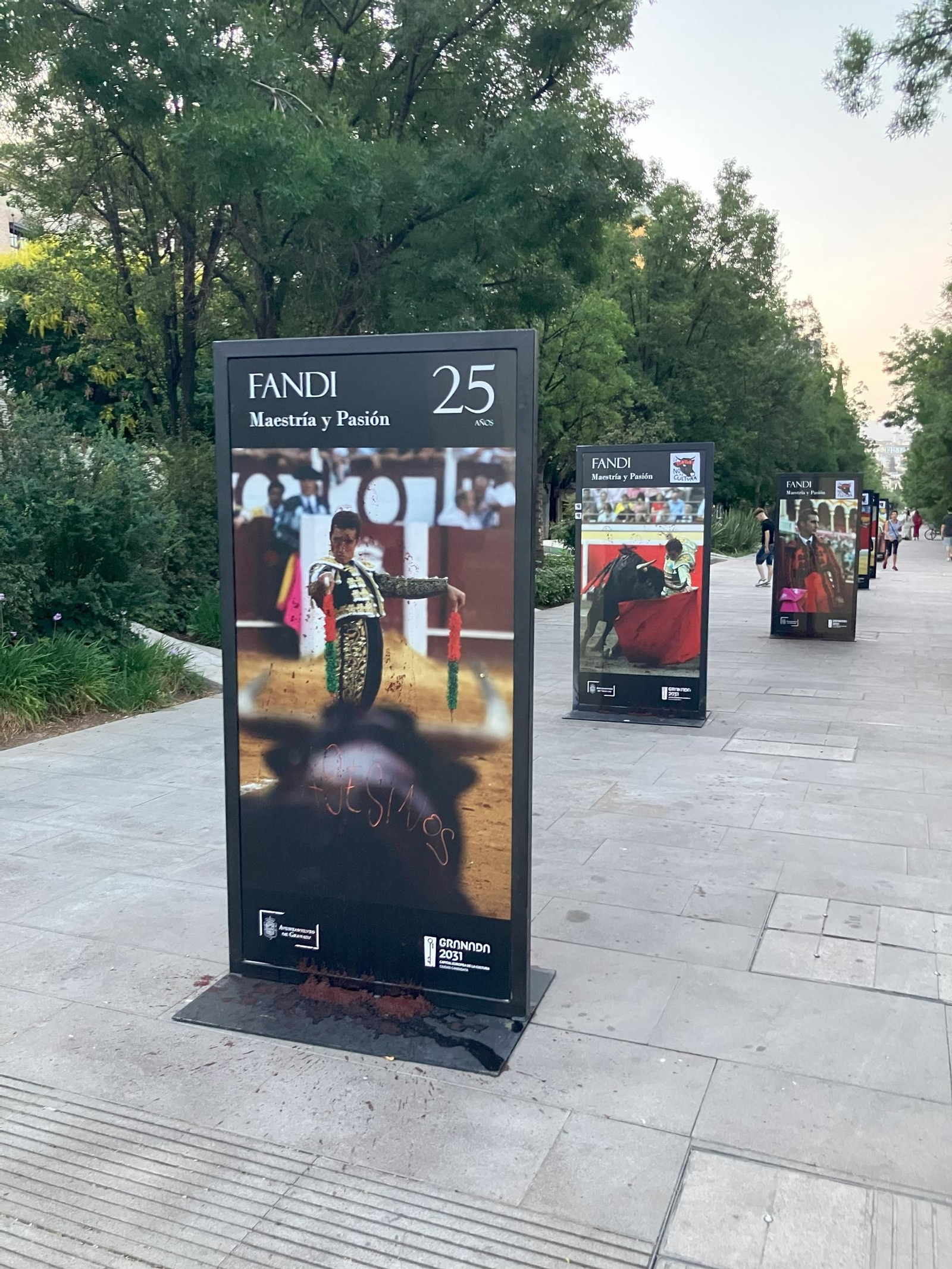 En todas las imágenes han colocado pegatinas con lemas antitaurinos