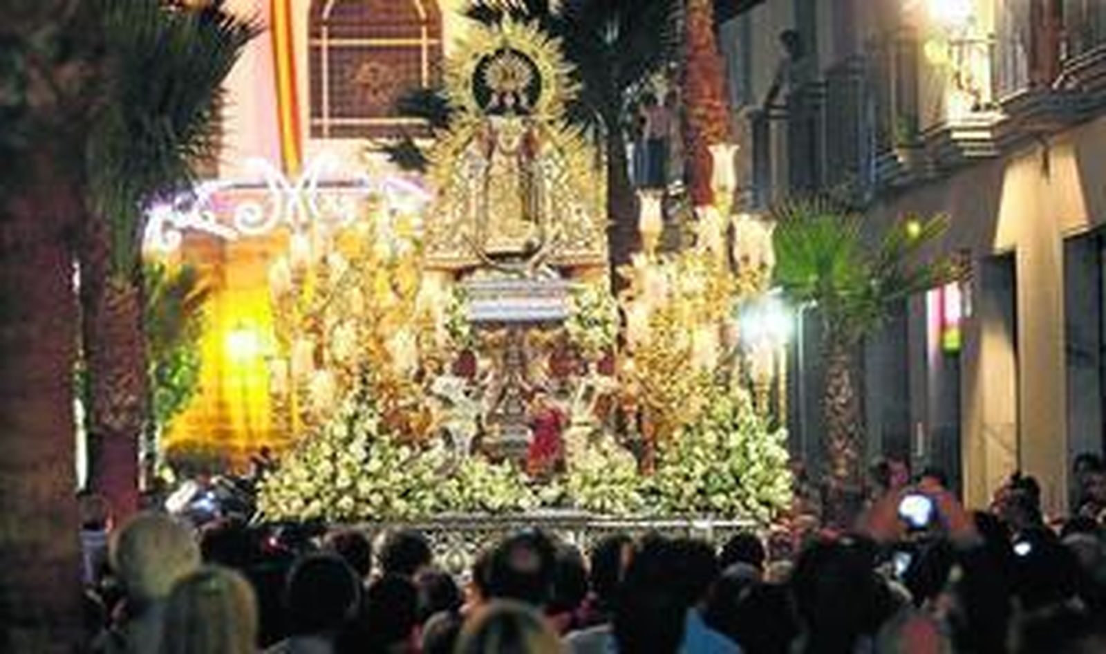La Virgen de La Palma al inicio de su recorrido en la tarde de ayer.