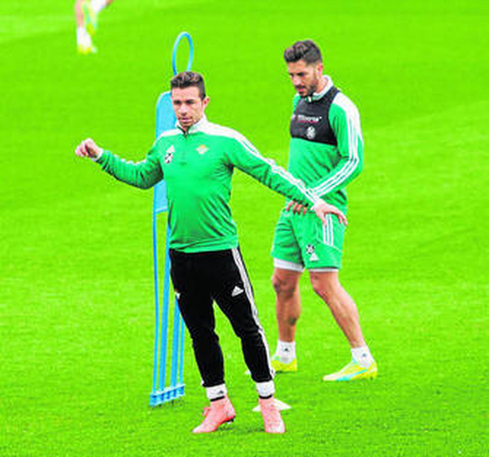 Rubén Castro se ejercita junto a Cejudo.