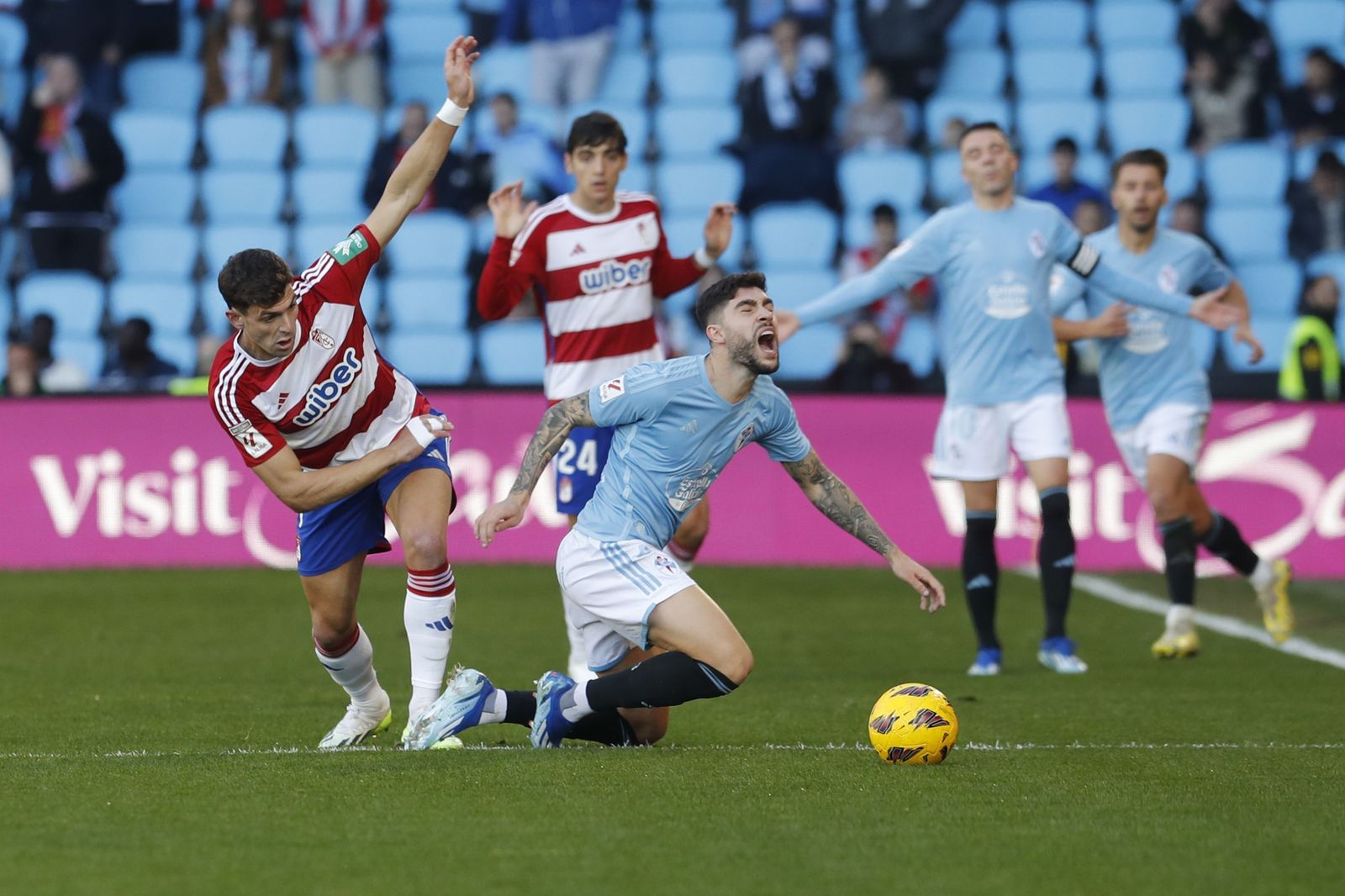 Lucas Boyé comete una falta en el partido de la primera vuelta ante el Celta.