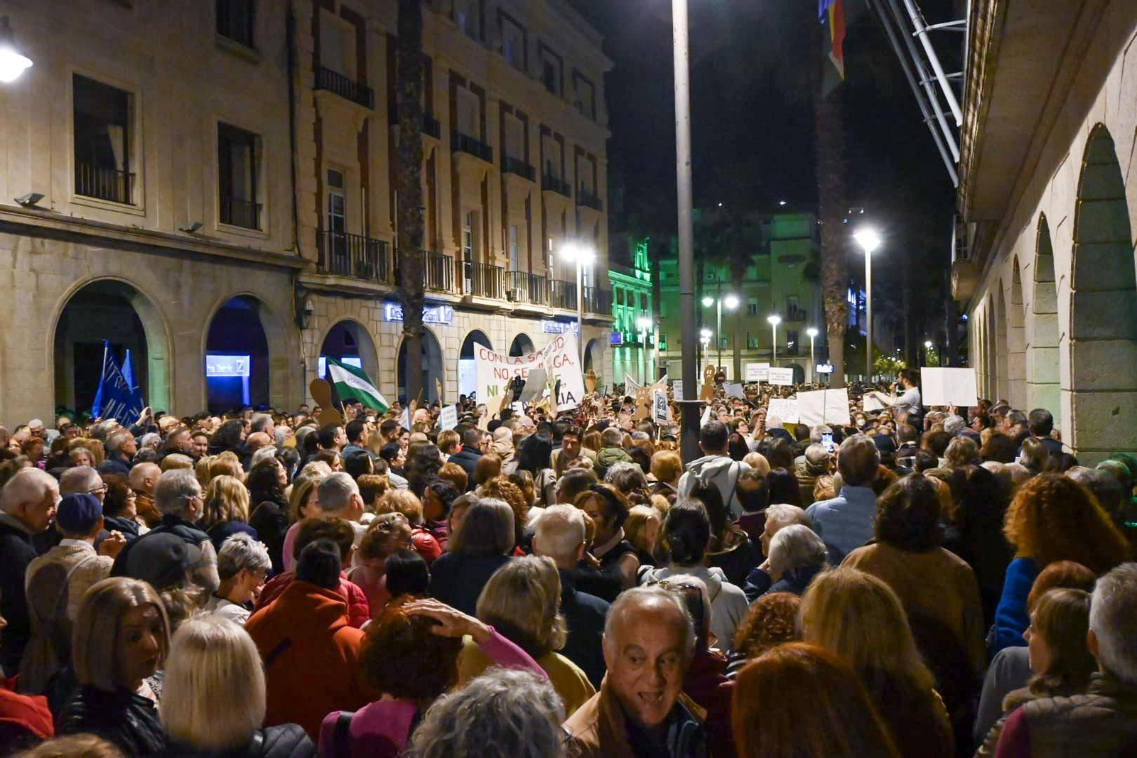 Imágenes de la concentración por la sanidad frente a la delegación
