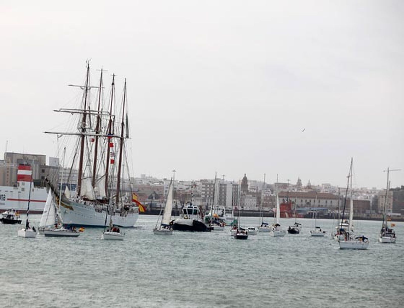 El Buque Escuela de la Armada 'Juan Sebastián de Elcano' sale de los muelles de Cádiz para iniciar su LXXXII crucero de instrucción

Foto: Jesus Marin