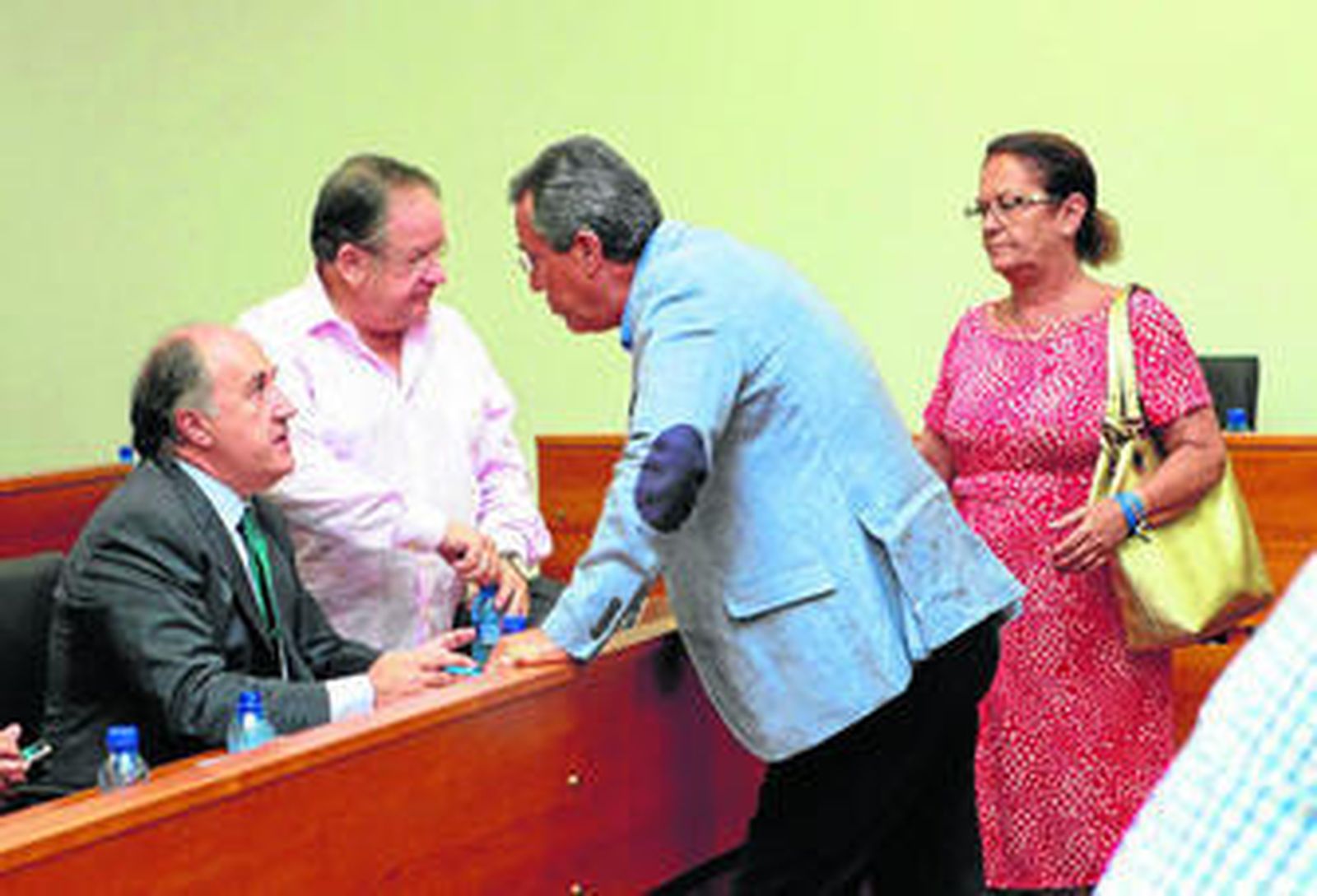 El presidente de la Mancomunidad, Diego González de la Torre (en pie), conversa con el alcalde de Algeciras, José Ignacio Landaluce, tras la sesión.