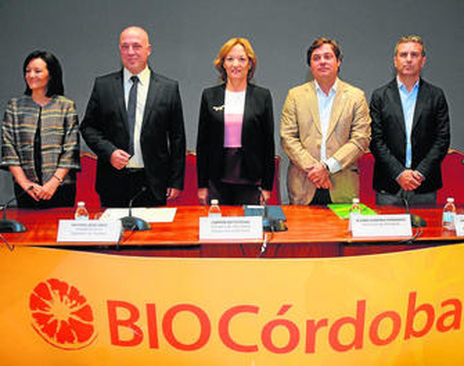 Carmen Ortiz, en el centro, ayer con representantes institucionales en la inauguración de la feria.