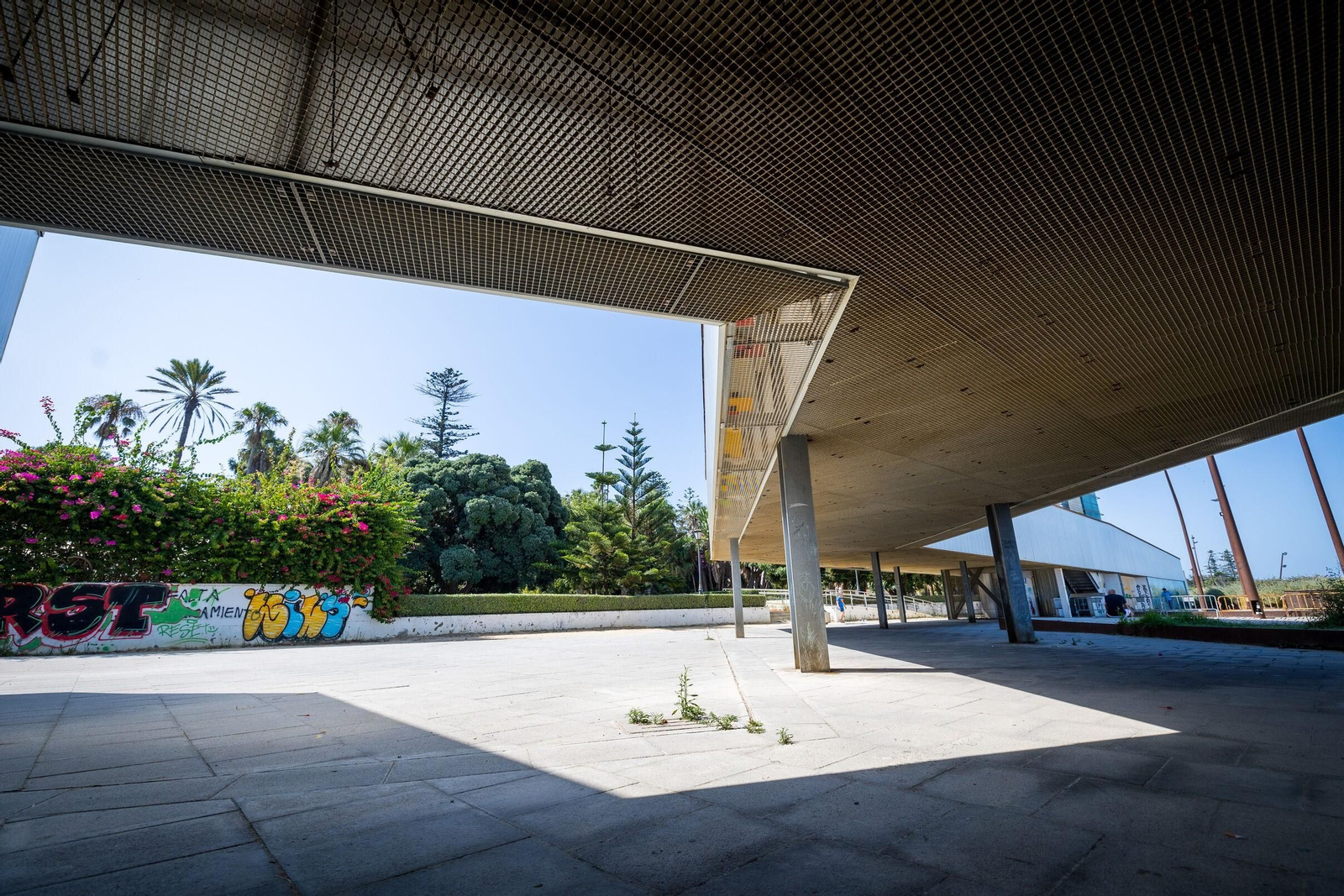 Bajos de la pérgola que separa Santa Bárbara y el Parque Genovés.