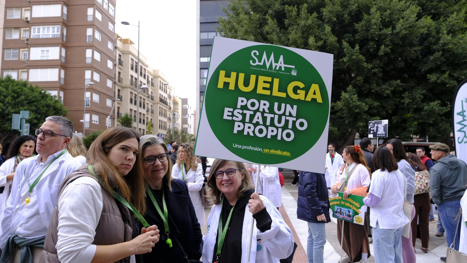 Los médicos de Almería se manifiestan contra el nuevo estatuto, en imágenes