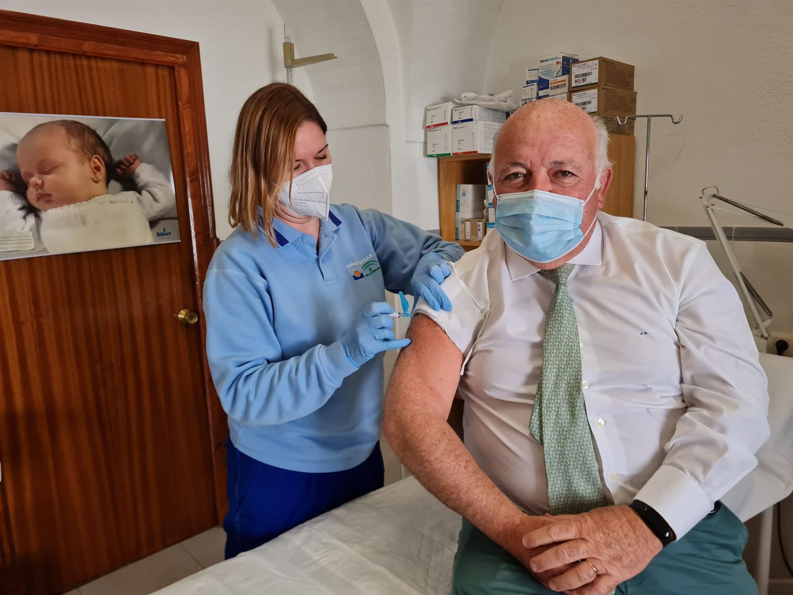 Jesús Aguirre recibe la vacuna de la gripe en Villanueva del Duque.
