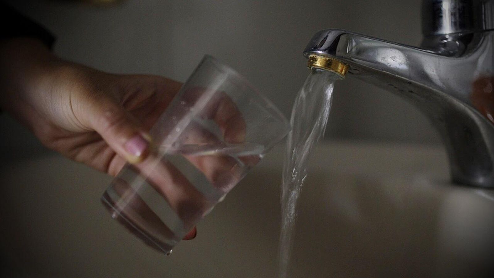 Una vecina de San Fernando llena un vaso de agua de grifo, en una imagen de archivo. Una vecina de San Fernando llena un vaso de agua de grifo, en una imagen de archivo.